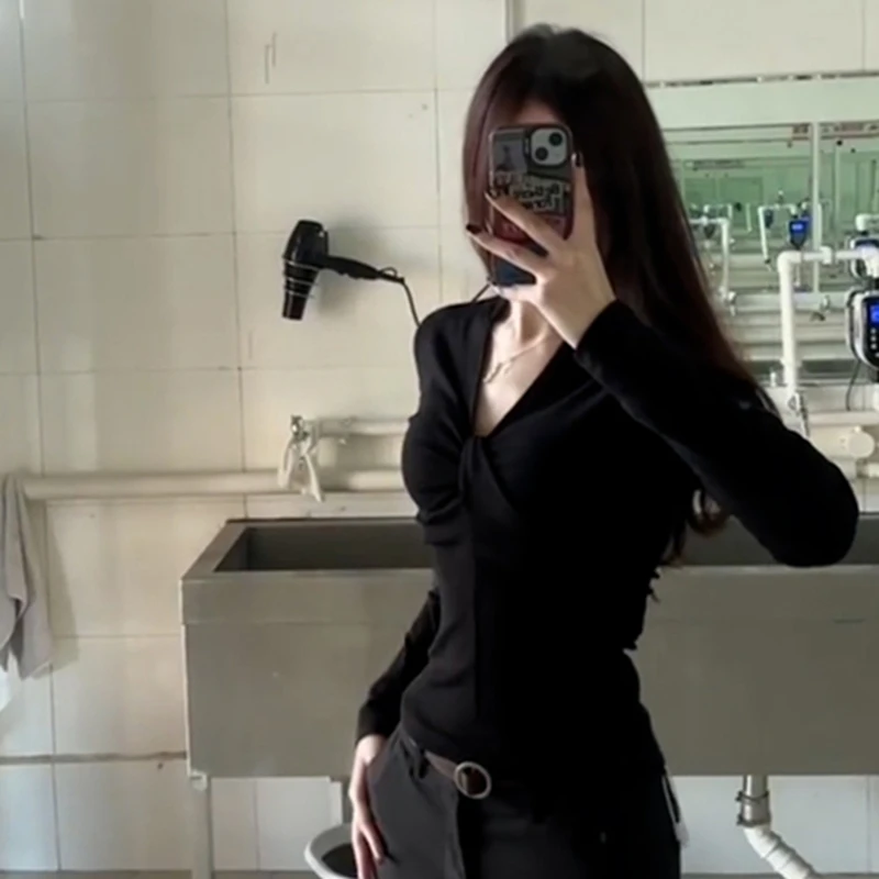 黑色上衣秋冬新款法式修身V领长袖女新款初秋甜辣设计感韩系穿搭