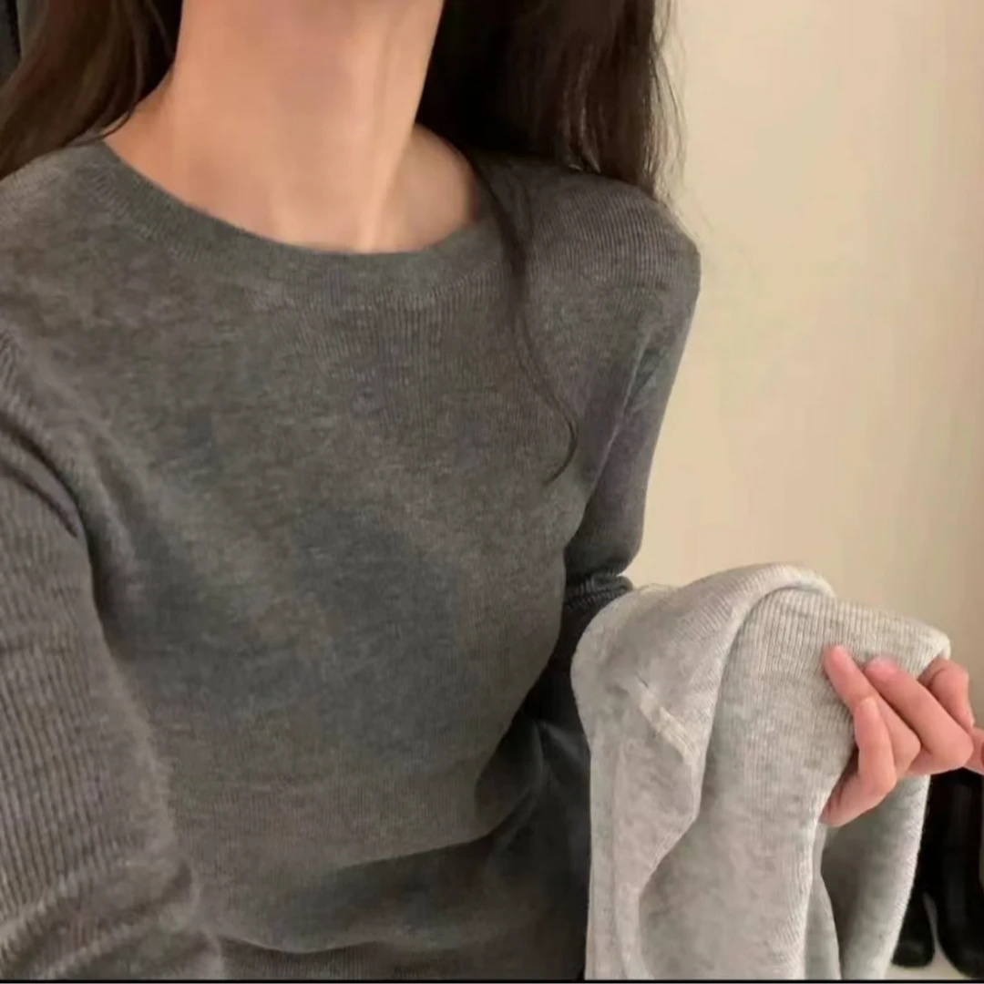 灰色圆领针织打底衫女2025秋新款修身显瘦内搭毛衣独特别致上衣