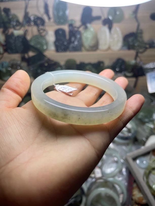 天然玉石烟紫色渐变色手镯一个64-65口径韩版潮流年轻时尚