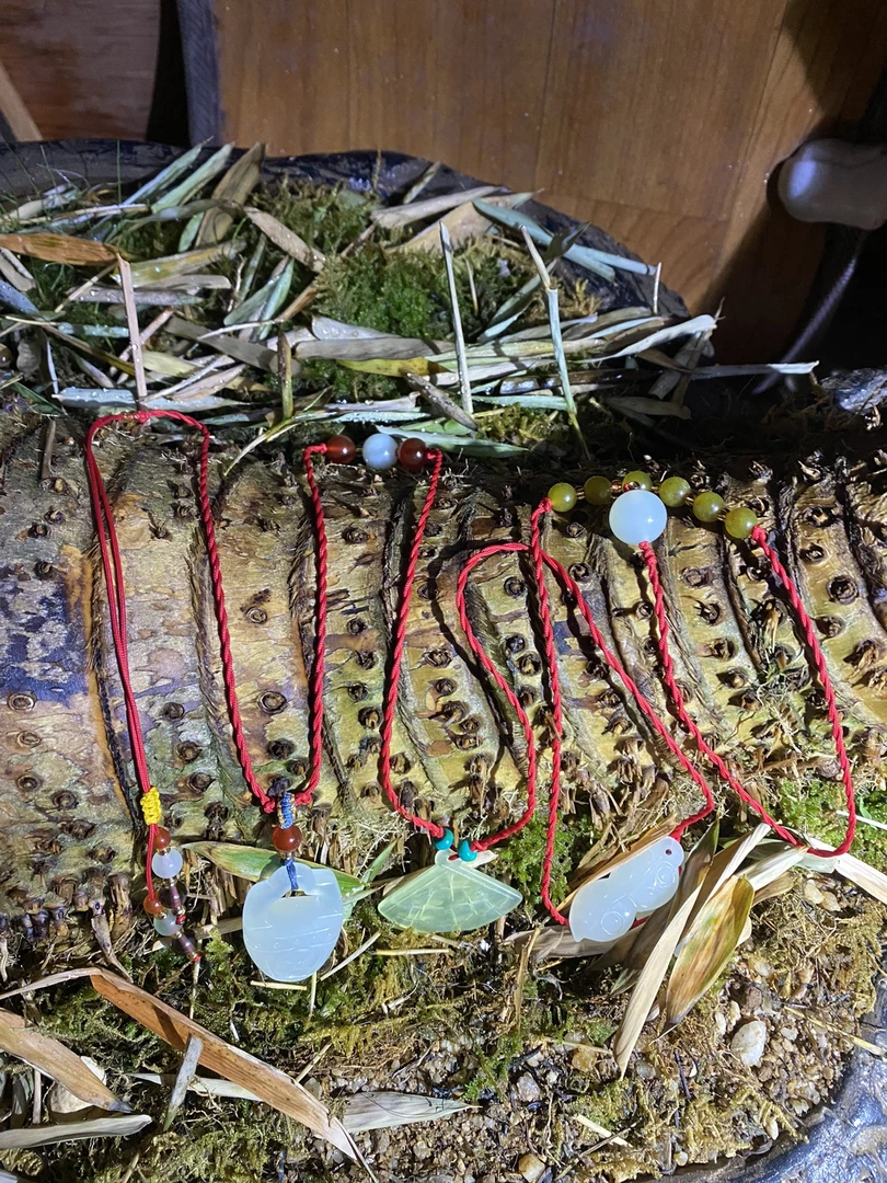 天然玉石、腰缠万贯、天然玉石颜色多少有点不一样属于正常