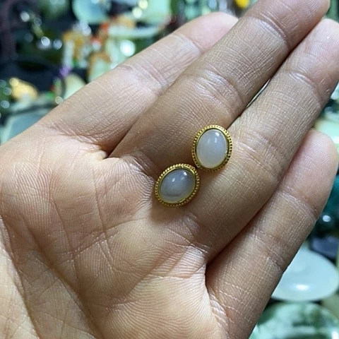 和田玉耳钉未镶嵌一对