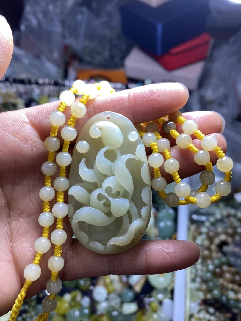 天然和田玉荷花吊坠（和和美美多子多福女款百搭老型渐变时尚长链