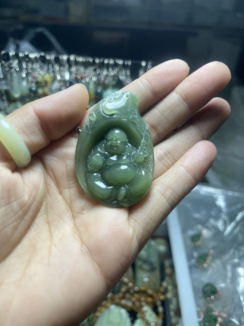 天然和田玉笑佛（帮好发货女款镶嵌粉青时尚俏色素款金色雕刻项坠