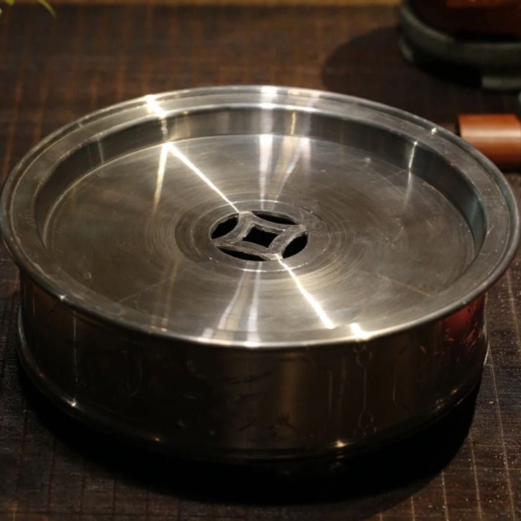 锡茶盘，面宽26高9cm。重量2900克，容水量3.5升