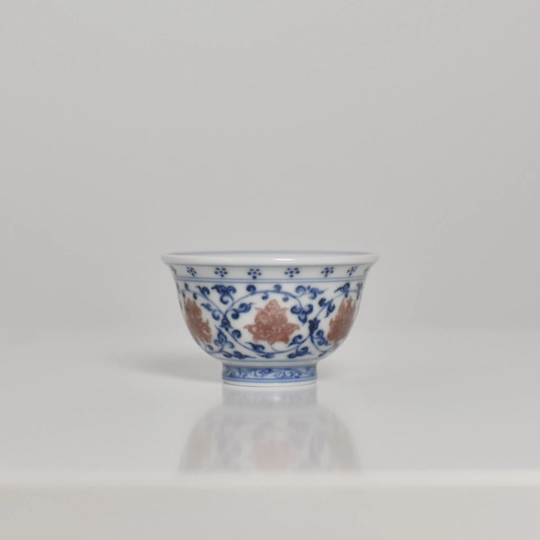 无尘格古青花釉里红莲瓣迷你压手杯口径：7.3cm高：4.4cm容量：70ml