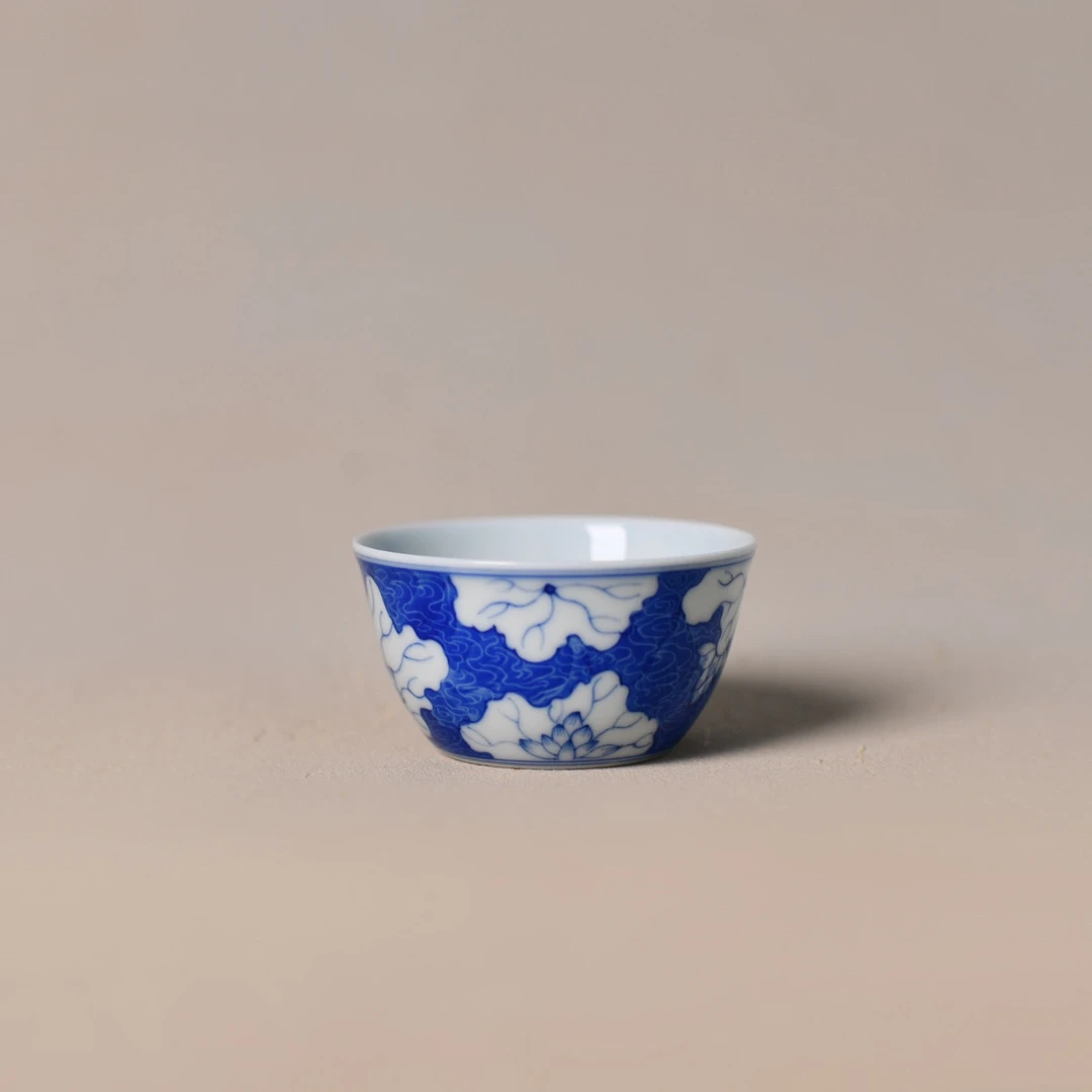 看山柴窑荷花小缸杯口径:6.3cm 底径:3.7cm 高度:3.4cm 容量:50ml