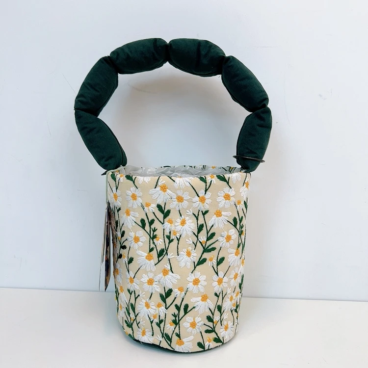 34790 老佛爷自制，小雏菊刺绣水桶包，尺寸：15x20cm