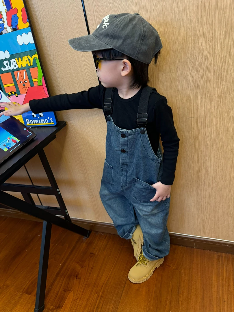 现货 24童装秋冬男女童印花字母休闲宽松背带牛仔裤067