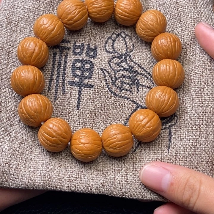 猴头核桃吊坠聚宝盆