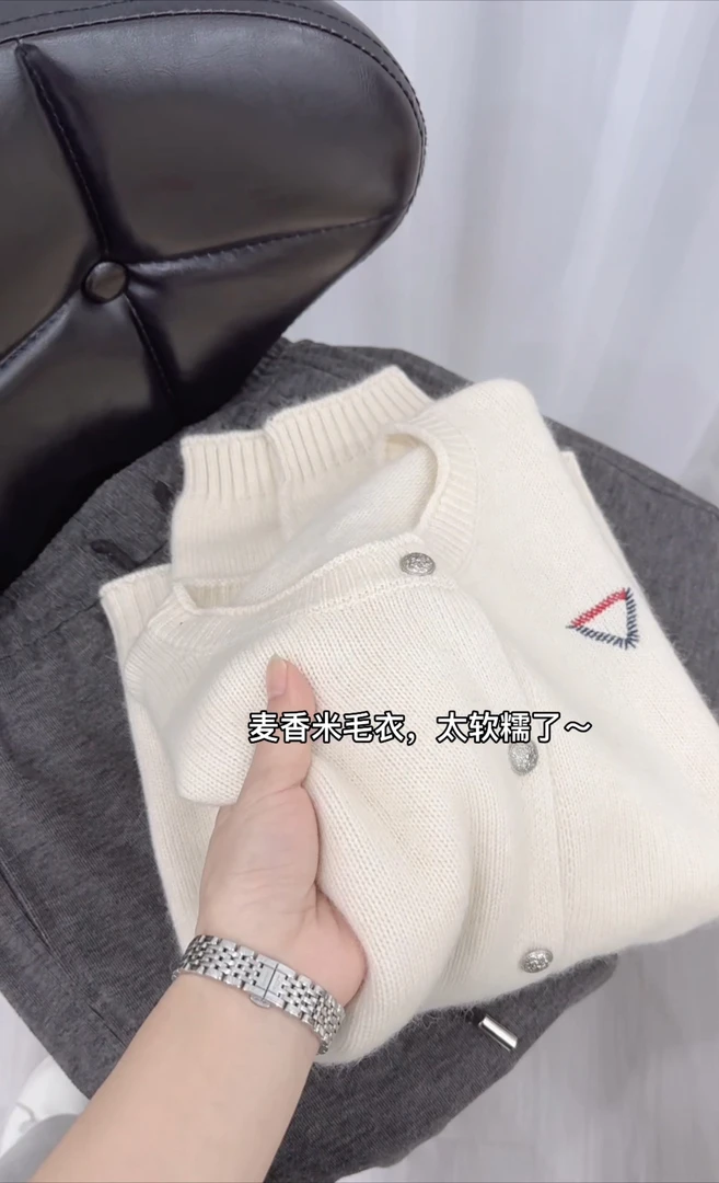 桃子家气质简约百搭绣三角标单排扣毛衣7307