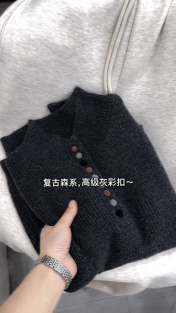 桃子家 复古森系半高领高级灰彩扣上衣760