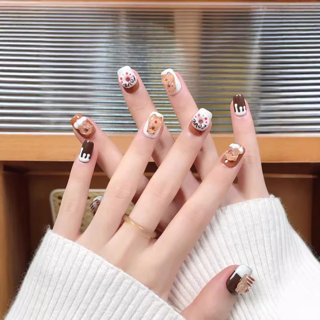 新款可爱风秋冬小短甲纯手工穿戴甲卡通卡皮巴拉小熊甜甜圈指甲贴
