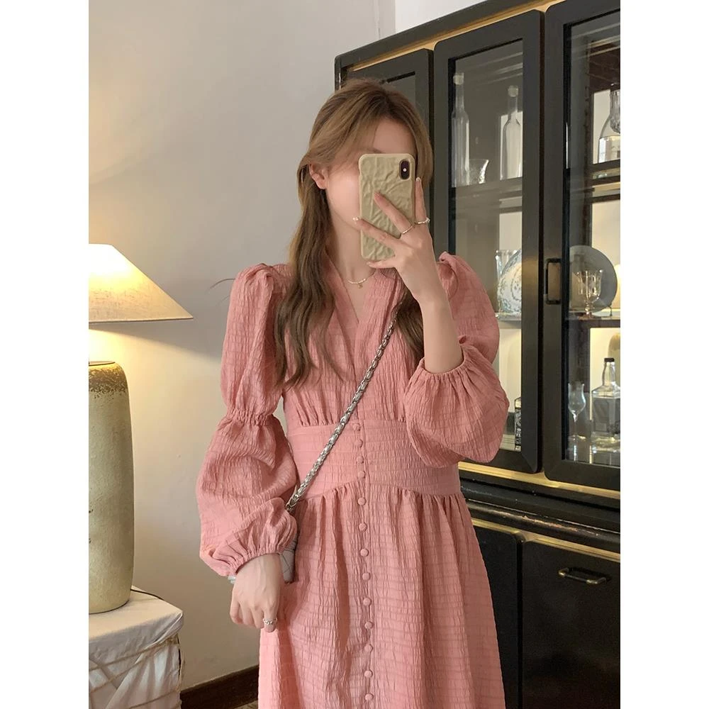 乌七七嫩粉色肌理感连衣裙腰封修身显瘦V领单排同色扣泡泡袖长裙