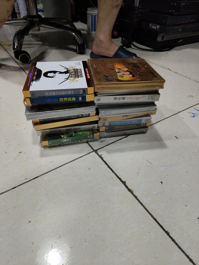 9新  二手      CD碟一堆，成色如图，随机发货（一堆，配件出）
