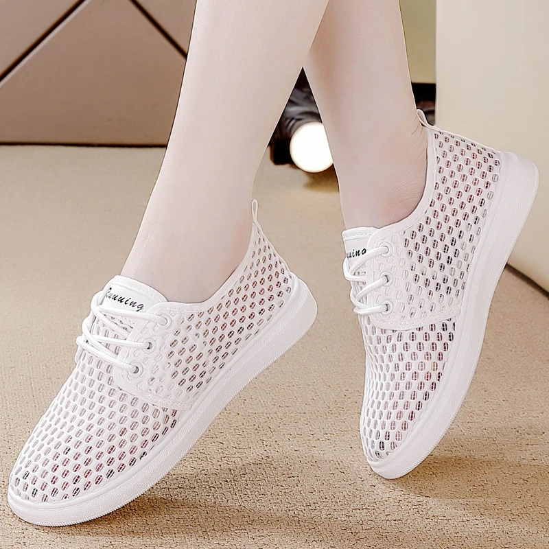 中年妈妈鞋凉鞋2025夏季新款透气软底百搭休闲洞洞镂空舒适单鞋女