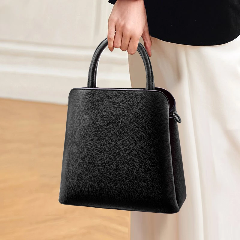 2025新款香港软皮女士手提包包女质感大容量水桶包通勤妈妈斜挎包