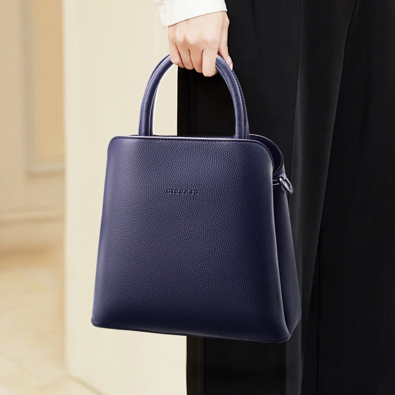 2025新款香港软皮女士手提包包女质感大容量水桶包通勤妈妈斜挎包