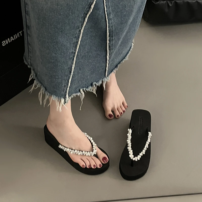 水钻厚底坡跟沙滩夹脚人字拖2025夏季软底防滑小个子增高海边凉拖