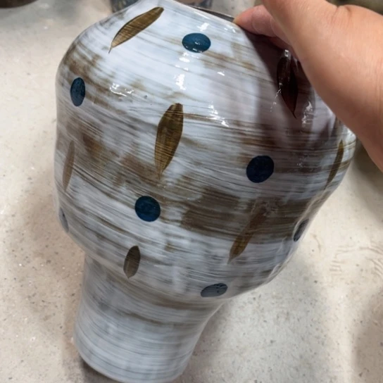 罐默认微瑕，有孔，编号19-56