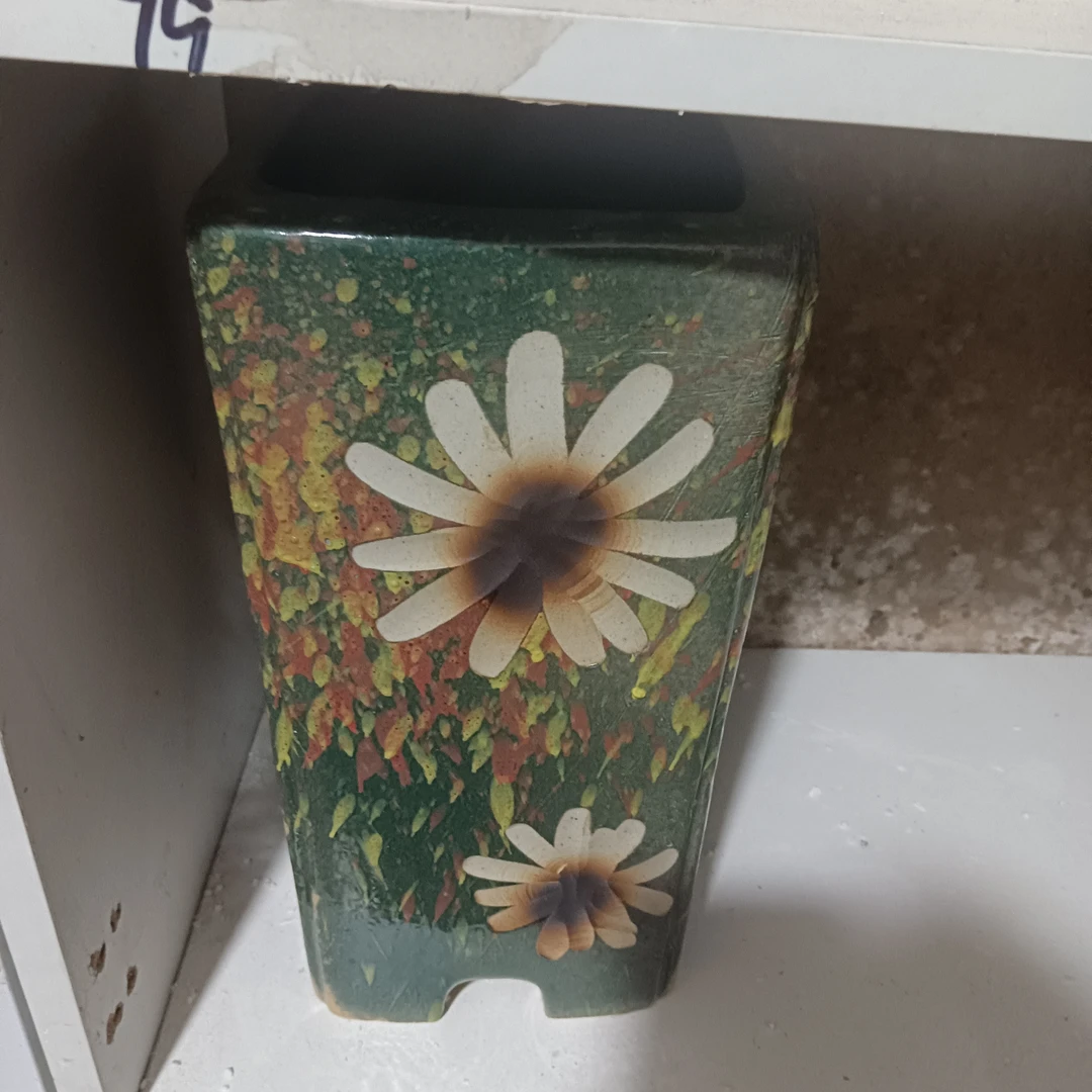 89号花盆，高32内口13左右，默认微瑕，有孔