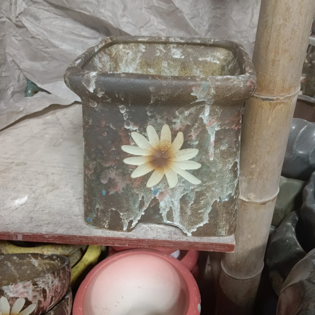 98号花盆，高18内口16，默认微瑕，有孔