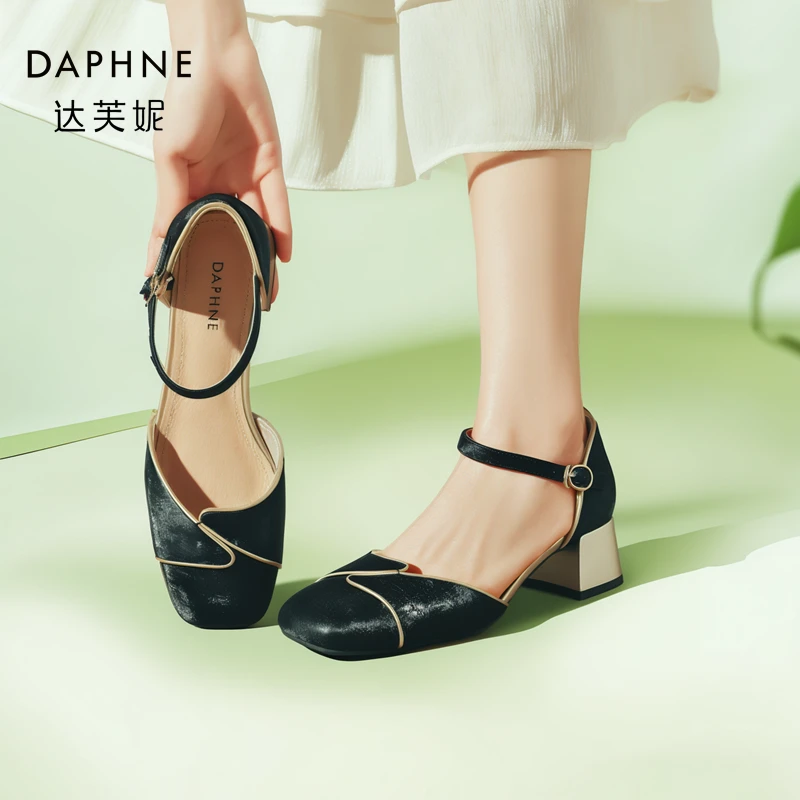 Daphne/达芙妮国风一字扣女单鞋2024年新款方头宴会鞋粗跟高跟鞋