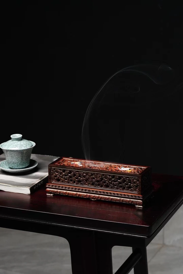 大红酸枝镂空镶嵌百宝香盒