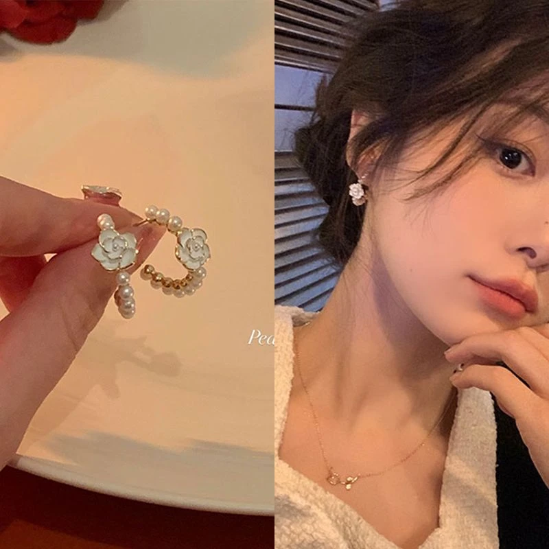 网红2024年新款耳钉耳饰山茶花珠珠耳环女轻奢小众设计感高级耳圈