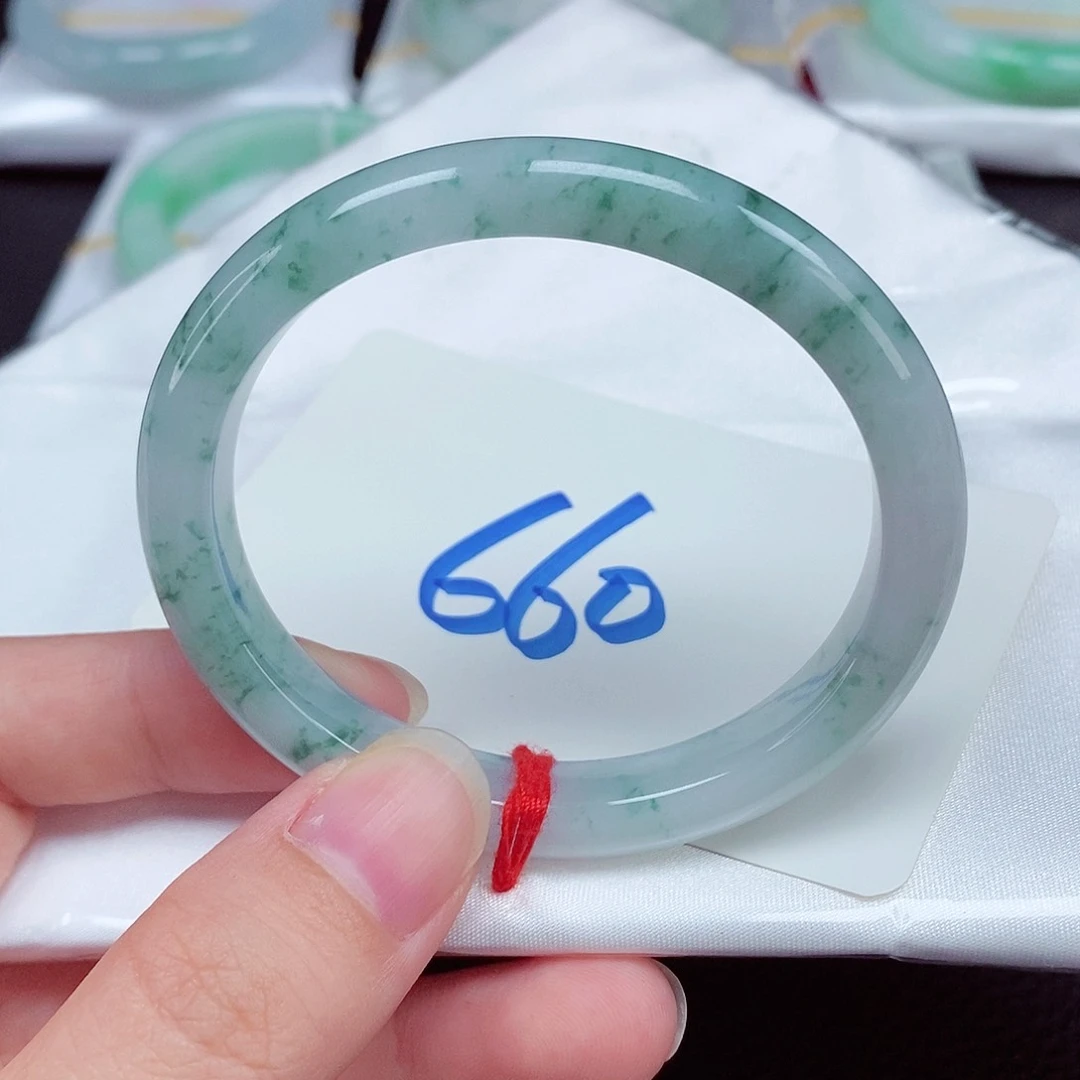 翡翠手镯未镶嵌翡翠