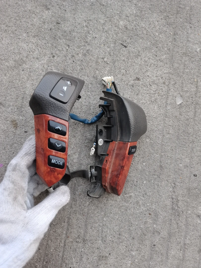 12代皇冠方向盘多功能按键 音量调节开关 原厂拆车的  ，功能正常