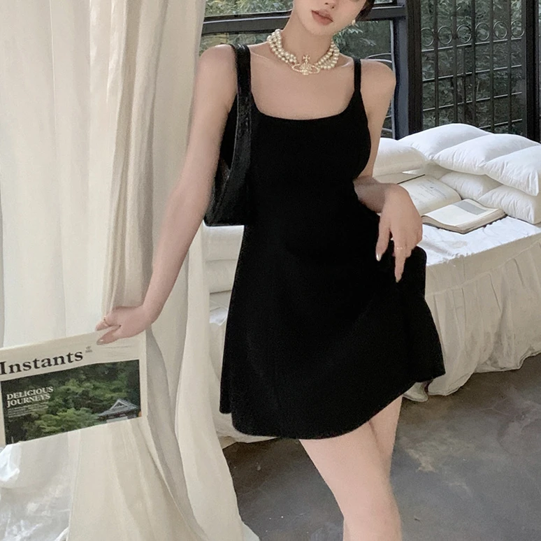 高级感黑色显瘦吊带小黑裙女2025夏季新款露背调节绑带A字连衣裙