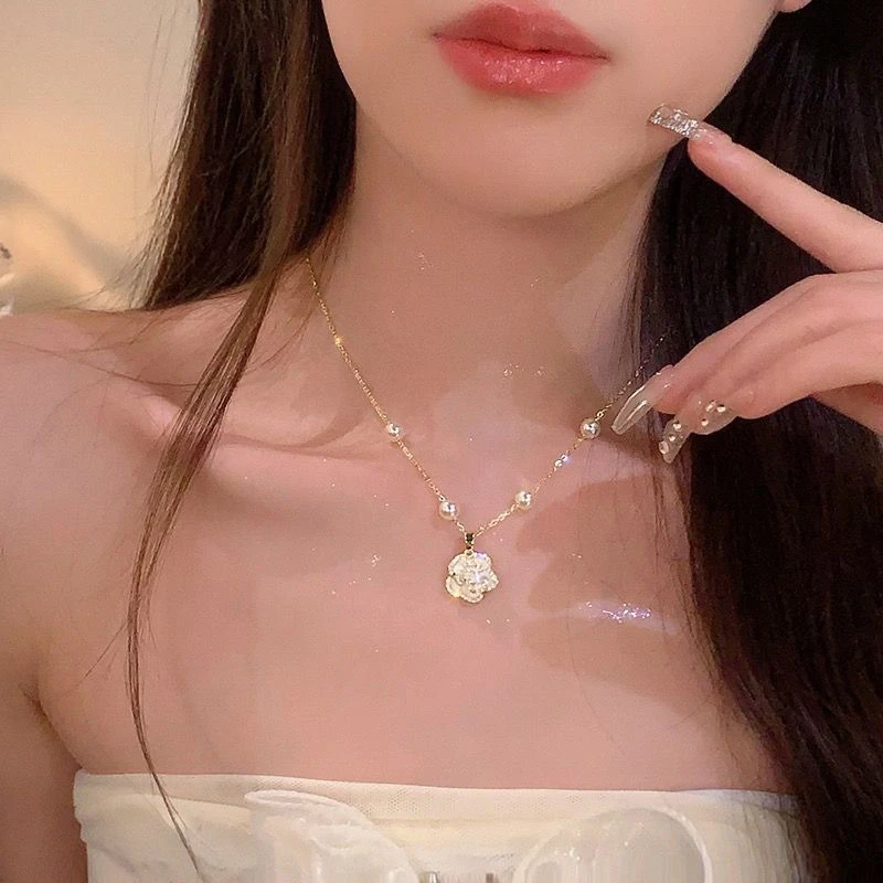 钛钢仿珍珠项链 山茶花项链女轻奢小众毛衣链设计感高级颈链配饰