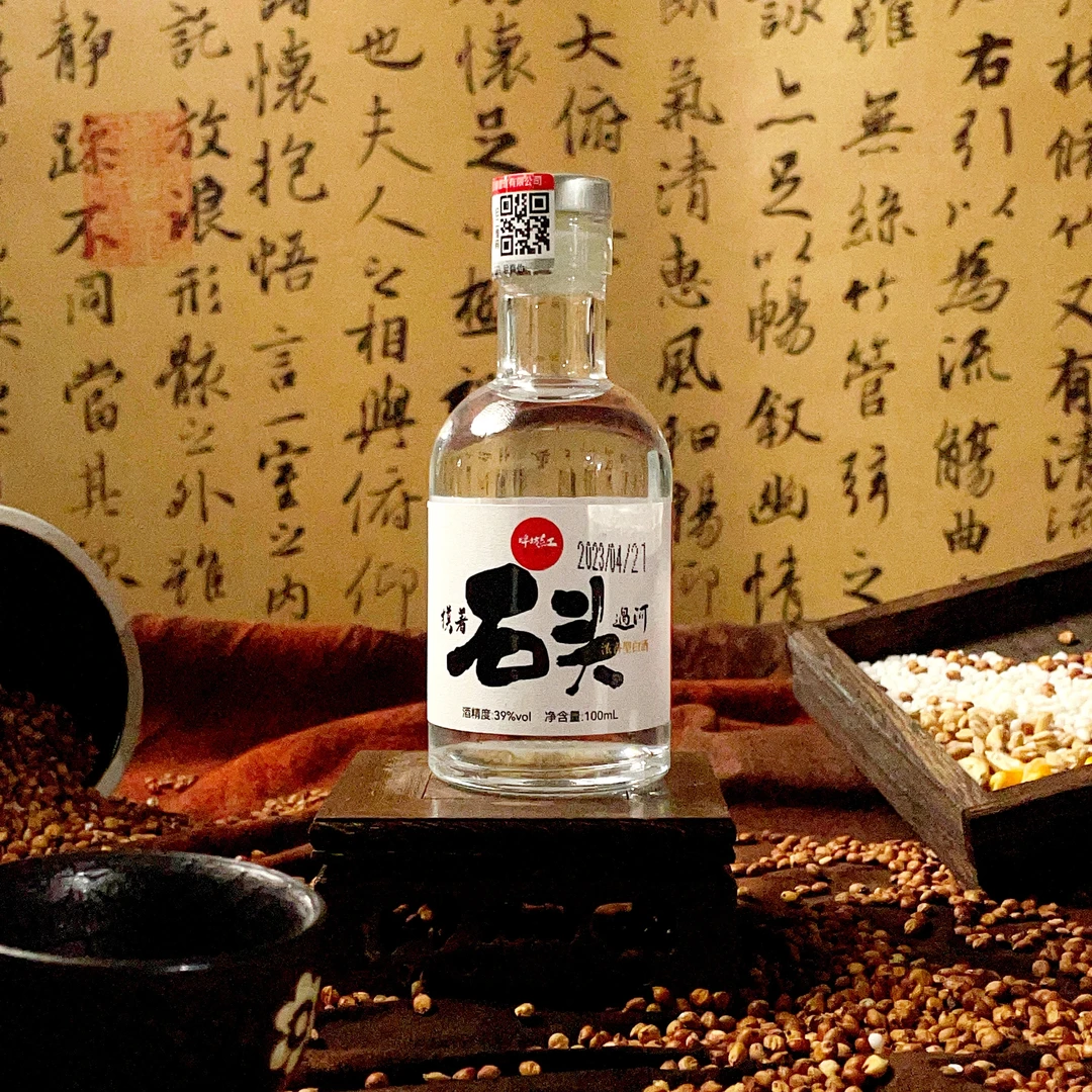 牌坊红摸着石头过河39°浓香型白酒39度100ml