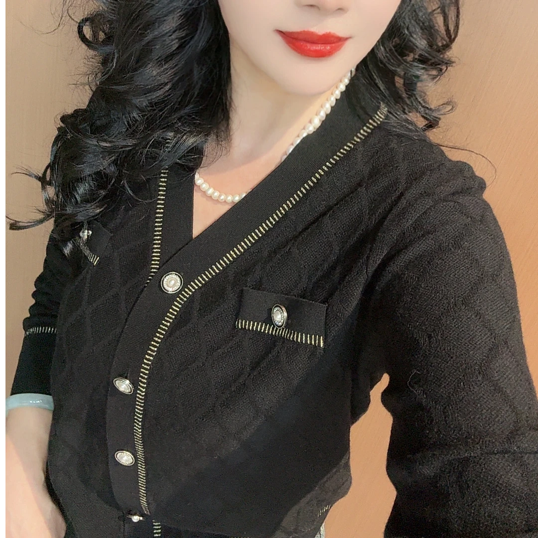 【诗菡服饰】2024秋冬新款V领菱形格长袖针织衫时尚小香风外套8272