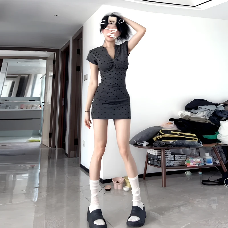 法式甜美纯欲V领短袖波点灰色连衣裙女夏季收腰褶皱设计A字包臀裙