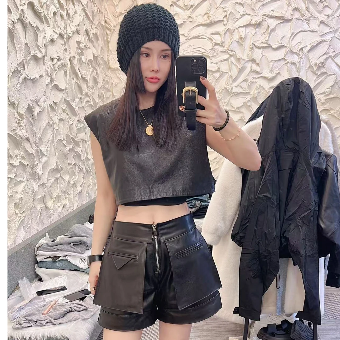 双兜拉链黑皮短裤