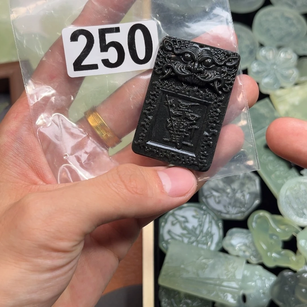 蛇纹石玉颈饰合金