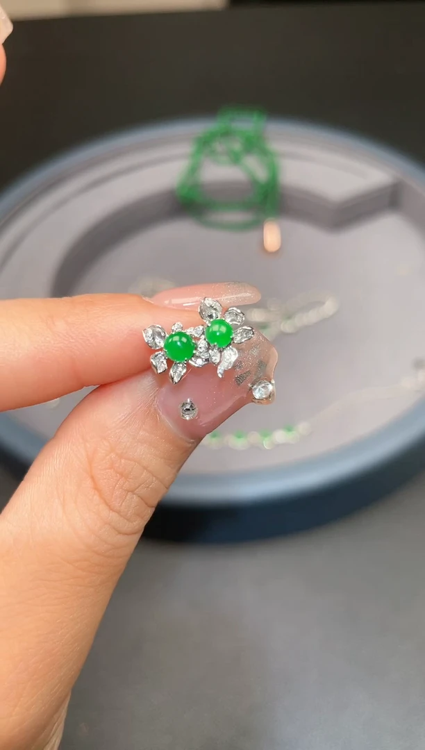 【闪购商品】翡翠耳饰18K金镶嵌天然翡翠-阳绿耳钉