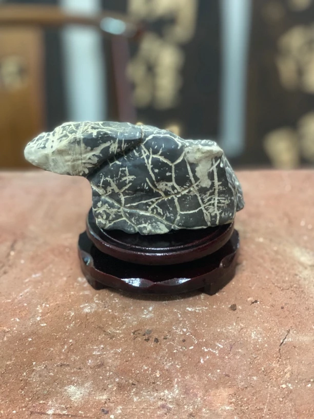 灵璧石形象案头摆件客厅书房茶桌原石黑磬石老裂吧皮文创香薰摆件