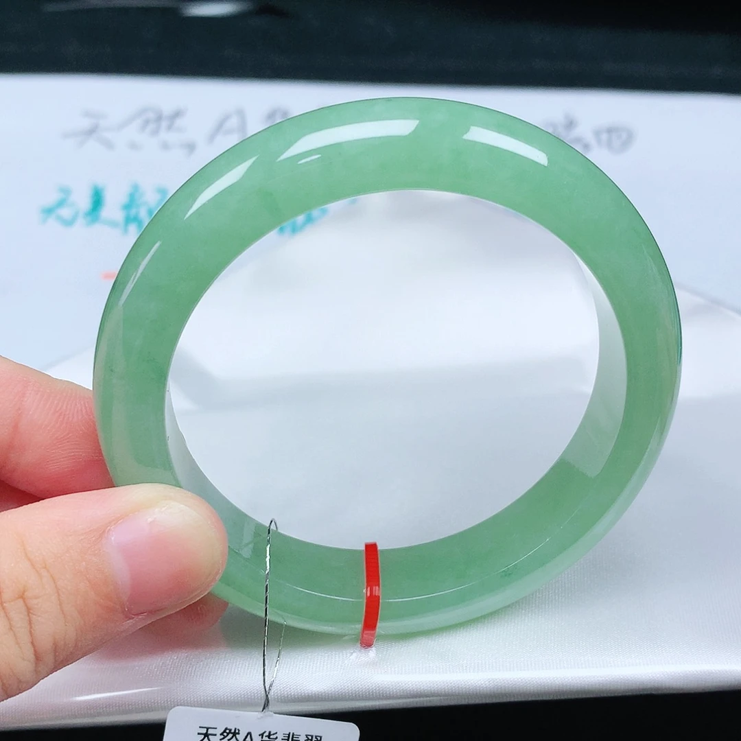 翡翠手镯未镶嵌55圈
