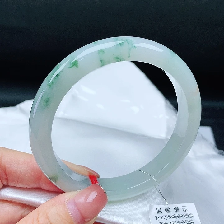 翡翠手镯未镶嵌60圈