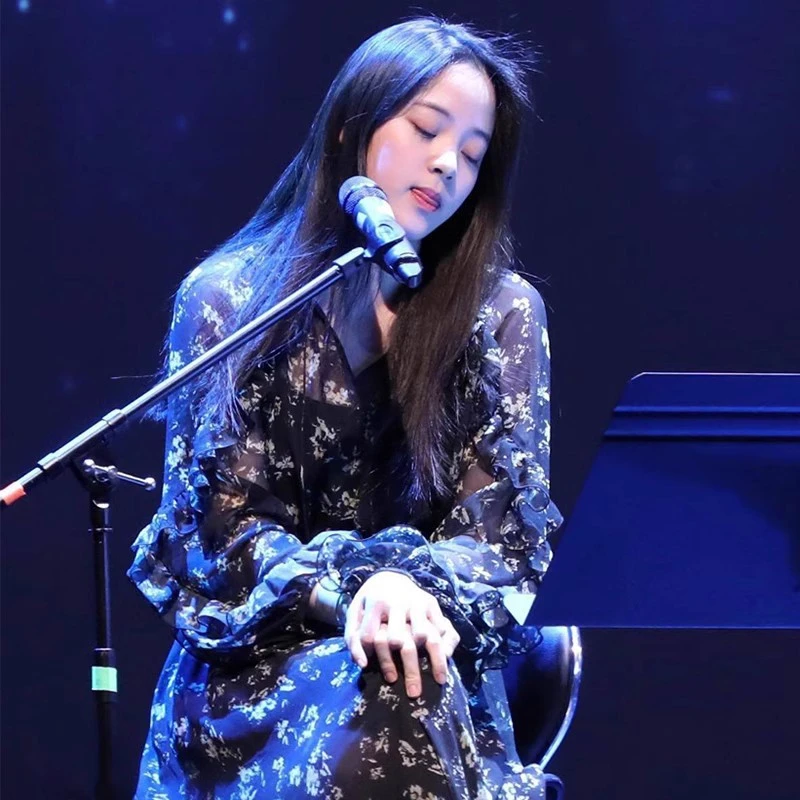 欧阳娜娜碎花裙子2023秋季新品木耳边长袖复古度假风雪纺连衣裙