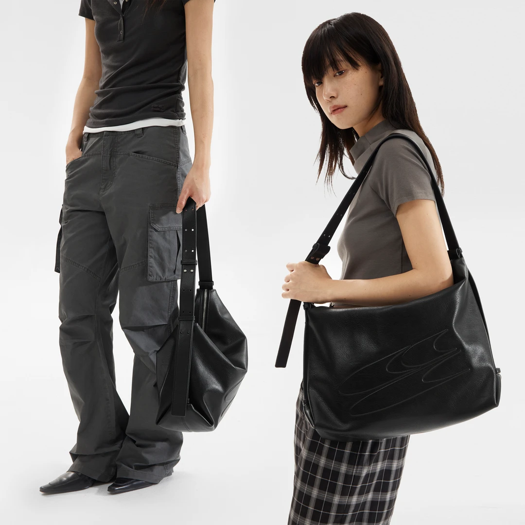 Crying center/哭喊中心油蜡黑皮不规则斜跨单肩大容量通勤手提包