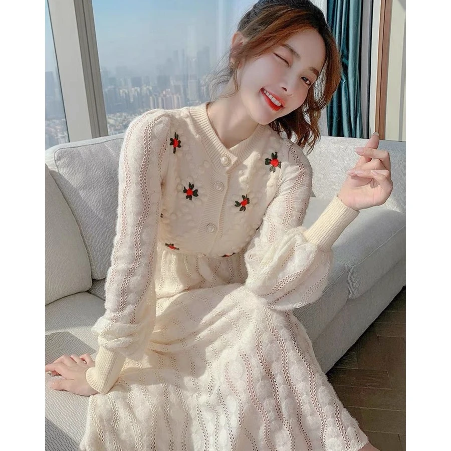 洋气时尚甜美毛衣裙女春秋温柔风收腰过膝减龄显瘦刺绣针织连衣裙