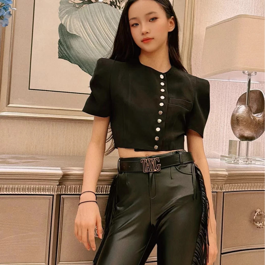 新款黑色一排扣短款西装外套气质时尚不规则设计师设计感