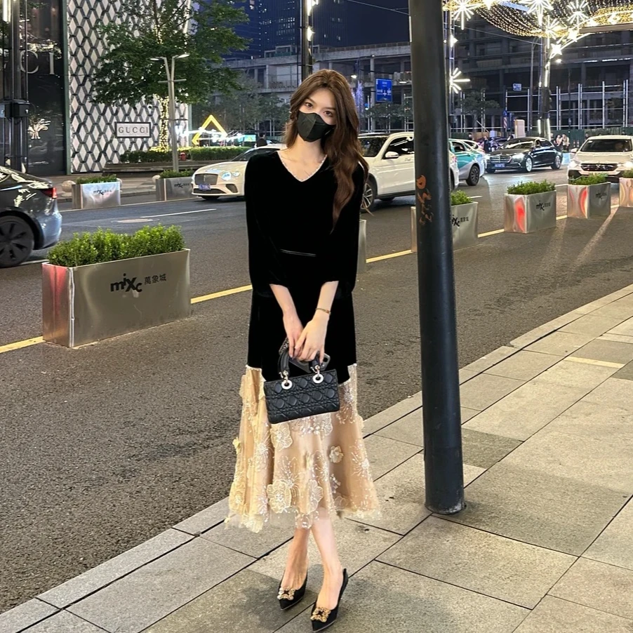 法式高级感丝绒连衣裙女秋冬新款设计感蕾丝花朵拼接气质时髦长裙