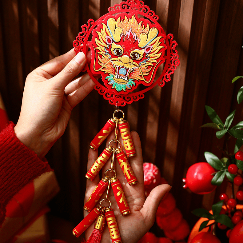 新年2024龙年过年鞭炮挂件春节电视背景墙场景装饰布置品福字挂饰