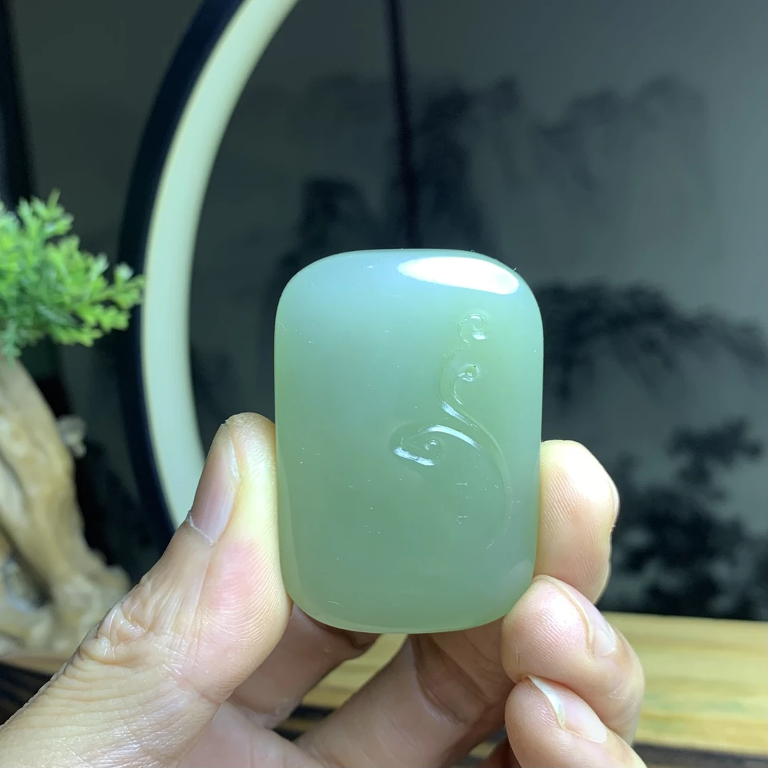 天然和田玉昆仑玉湖水绿色绿冰透款平安无事牌简约版精美吊坠