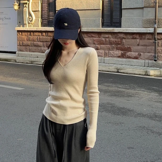 新款法式氛围感2024秋冬上衣v领时尚高级感显瘦百搭针织打底衫