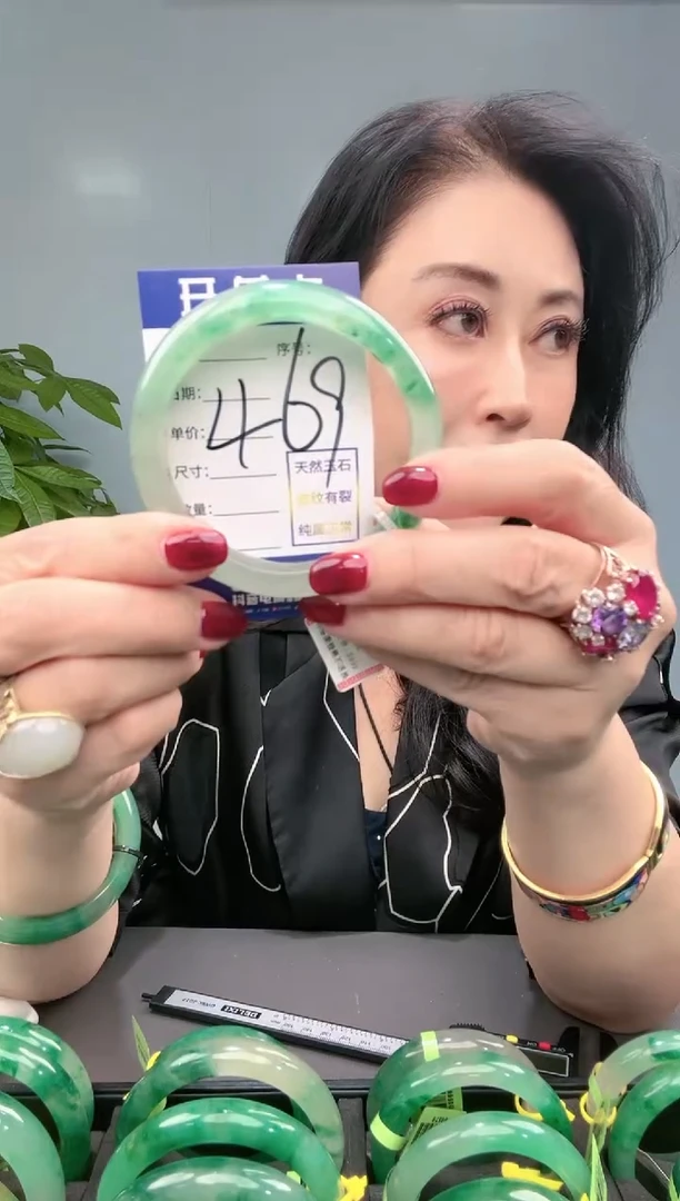 【闪购商品】石英质玉手镯未镶嵌非洲翠